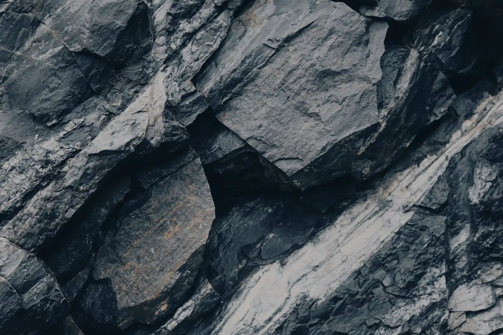 Close-up of a Slivergrey mica stone used for stonearts® Akurock acoustic panels. The mica stone shows its unique structure and texture in water, ideal for high-quality and sustainable acoustic solutions in the home.